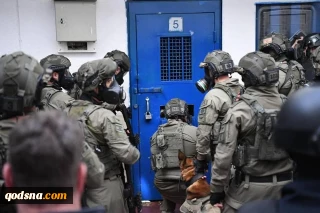 Israeli forces raid cells of Palestinian prisoners in Ofer, injure dozens