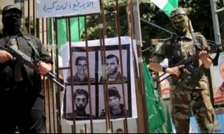 منابع عربی از توافقی جدید خبر دادند:

آزادی بخشی از اسرای توافق شالیط در برابر ارائه اطلاعاتی از سلامتی اسرای اسرائیلی