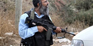 پیش چشم سازمان ملل متحد ادامه دار است

حمله مسلحانه شهرک‌نشینان صهیونیست به یک روستای فلسطینی