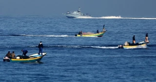 Zionist regime’s navy targets Palestinian fishing boats off Gaza shore