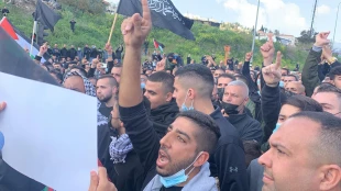 در ام الفحم برگزار شد:

تظاهرات فلسطینیان علیه اقدامات جنایتکارانه پلیس رژیم صهیونیستی 2