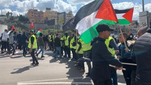 در ام الفحم برگزار شد:

تظاهرات فلسطینیان علیه اقدامات جنایتکارانه پلیس رژیم صهیونیستی 3