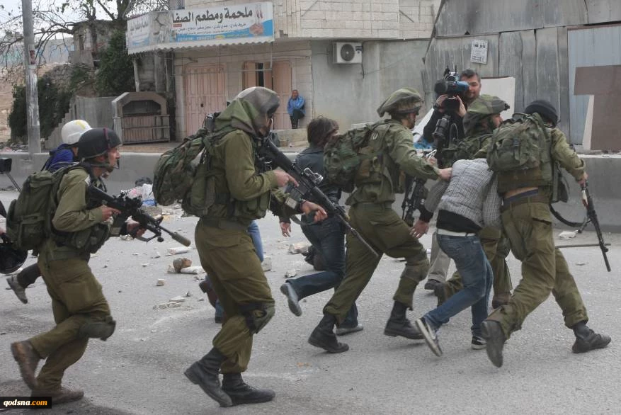 آخرین تحولات فلسطین/

یورش نظامیان صهیونیست به مناطق مختلف کرانه باختری/ 19 فلسطینی از جمله دو عضو حماس بازداشت شدند/ ادامه سیاست هدفمند تخریب منازل فلسطینیان و تخریب یک منزل دیگر 2