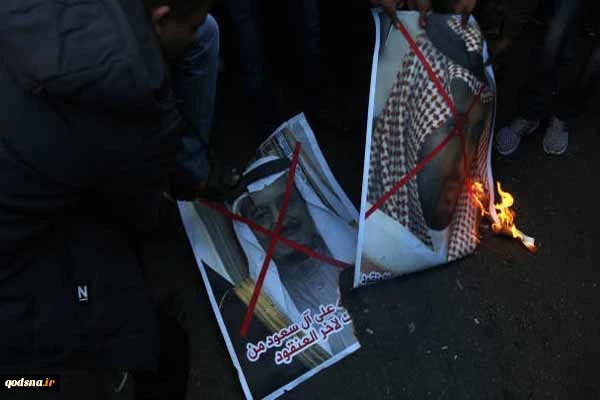 تصاویر دیوارنگاشته بن سلمان و عبدالعزیز به آتش کشیده شد:

دعوت جنبش های مردمی عربستان برای برگزاری تظاهرات در روز عرفه  2