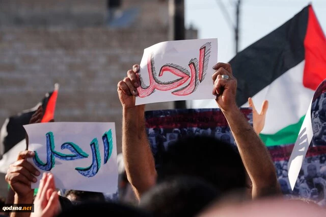 رام الله علیه محمود عباس/

هزاران فلسطینی با شعار «عباس استعفا بده» رفتار خصمانه تشکیلات خودگردان با منتقدان را محکوم کردند 2