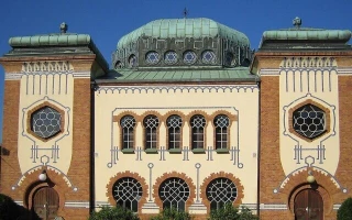‘Holocaust was a scam’ projected on Swedish synagogue
