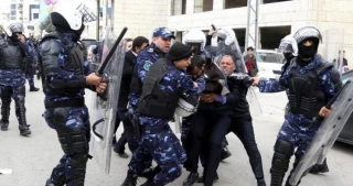 آخرین عناوین صبح امروز رسانه های فلسطینی (23 آبان)

هنیه:حضور گسترده در تشییع جنازه قبها تجدید میثاق با حماس و مقاومت است/ زخمی شدن 3 شهروند فلسطینی در منطقه راس العمود/ طی 5 سال، 21 هزار هکتار از کرانه باختری تحت تصرف شهرک نشینان/ محکومیت شدید بازداشت اعضای جهاد اسلامی در کرانه باختری