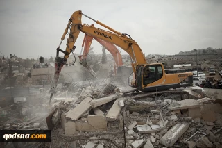 Zionist troops force a Palestinian to demolish own home in Al-Quds