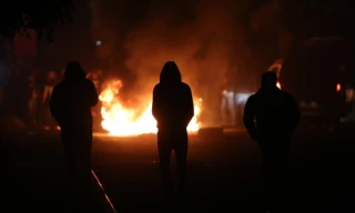 آخرین عناوین صبح روز دوشنبه رسانه های فلسطینی (27دی)

دادگاه رژیم صهیونیستی از شناسایی اسرای فراری جلبوع به عنوان اسیر جنگی امتناع کرد/ نصب دو گذرگاه امنیتی در جنوب بیت لحم/ حملات وحشیانه صهیونیستهای شهرک نشین به شمال کرانه باختری/ طرح رژیم صهیونیستی برای تشویق رفت و آمد صهیونیستها به دیوار براق