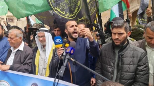 در مراسم تجلیل از عملیات شهادت طلبانه تل آویو و حمایت از مقاومت در کرانه باختری در قعله خان یونس اعلام شد؛
چنگ زدن ملت فلسطین به گزینه مقاومت/ تا آزادی کامل سرزمین فلسطین و رهایی مسجدالاقصی سلاح خود را بر زمین نخواهیم گذاشت

 2