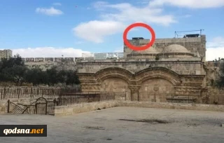 شبان يُزيلون نقطة لشرطة الاحتلال فوق مصلى باب الرحمة
