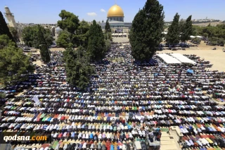 عشرات الآلاف يؤدون صلاة الجمعة في المسجد الأقصى