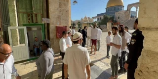 مواجهات داخل المسجد الأقصى مع اقتحامات كبيرة للمستوطنين