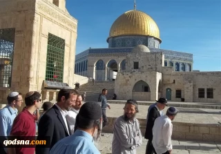 عشرات المستوطنين يقتحمون الأقصى