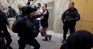 Scores of Palestinians injured, 10 arrested in settlers’ raid in Aqsa