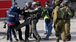 إصابة 5 صحفيين من تلفزيون فلسطين في اعتداء لقوات الاحتلال غرب نابلس