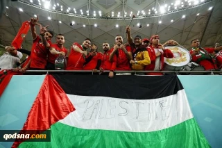 أسود الاطلس يحتفلون بالفوز رافعين العلم الفلسطيني