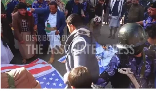 Yemenis burned the flags of U.S. and Israel