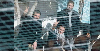 Hamas hails Palestinian captives in Israeli occupation jails, vows to defend them