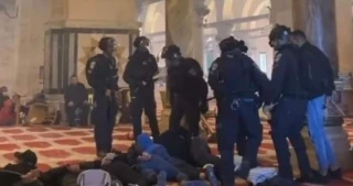 یورش وحشیانه نظامیان صهیونیست به نمازگزاران و معتکفین مسجدالاقصی / حمله راکتی مقاومت از غزه