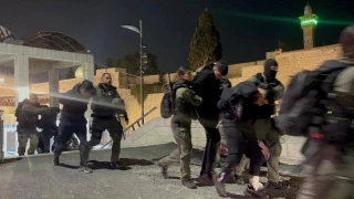 گزارش / حمله وحشیانه اشغالگران صهیونیست به مسجدالاقصی+ فیلم

 صدها فلسطینی زخمی شدند / بازداشت بیش از ۴۰۰ نمازگزار در مسجد الاقصی /  واکنش ها به جنایت صهیونیست ها در مسجد الاقصی / خط و نشان مقاومت به صهیونیست ها