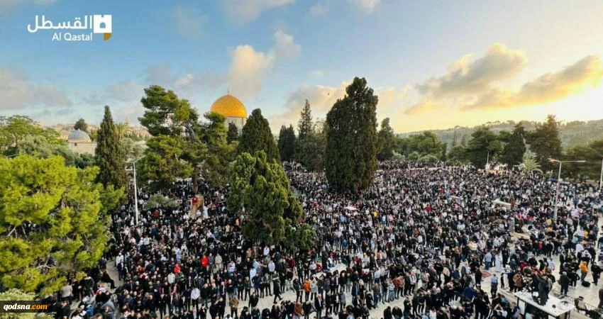 120  ألف مصلٍ يُؤدون صلاة عيد الفطر في رحاب المسجد الأقصى 2