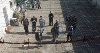 Palestinian prisoners suspend hunger strike after victory