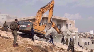 Zionist troops force Palestinian family to tear down their houses in al-Quds