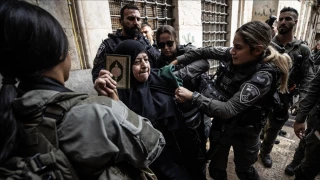 Zionist troops assault journalists, worshipers at al-Aqsa Mosque compound