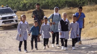 Zionist troops injure Palestinian school children in West Bank raid