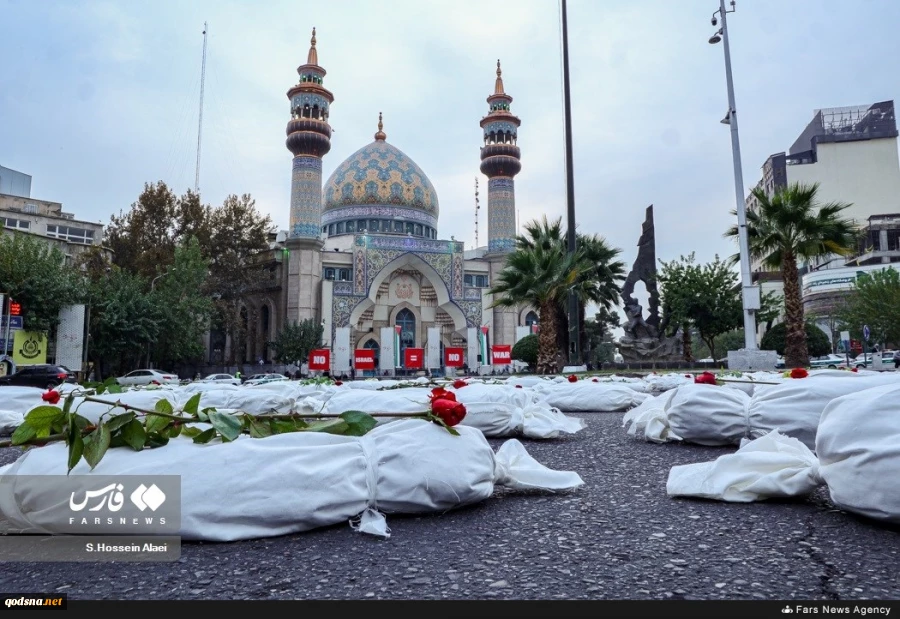 نشر جثامين رمزية لشهداء غزة الاطفال في ميدان فلسطين وسط طهران 6