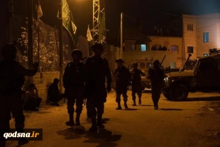 همزمان با ادامه جنایات اشغالگران در کشتار و ویرانی در  نوار غزه صورت گرفت؛

یورش گسترده نظامیان صهیونیست به کرانه باختری/ شهادت یک فلسطینی در رام الله/ رویارویی شجاعانه جوانان مبارز با متجاوزان 2