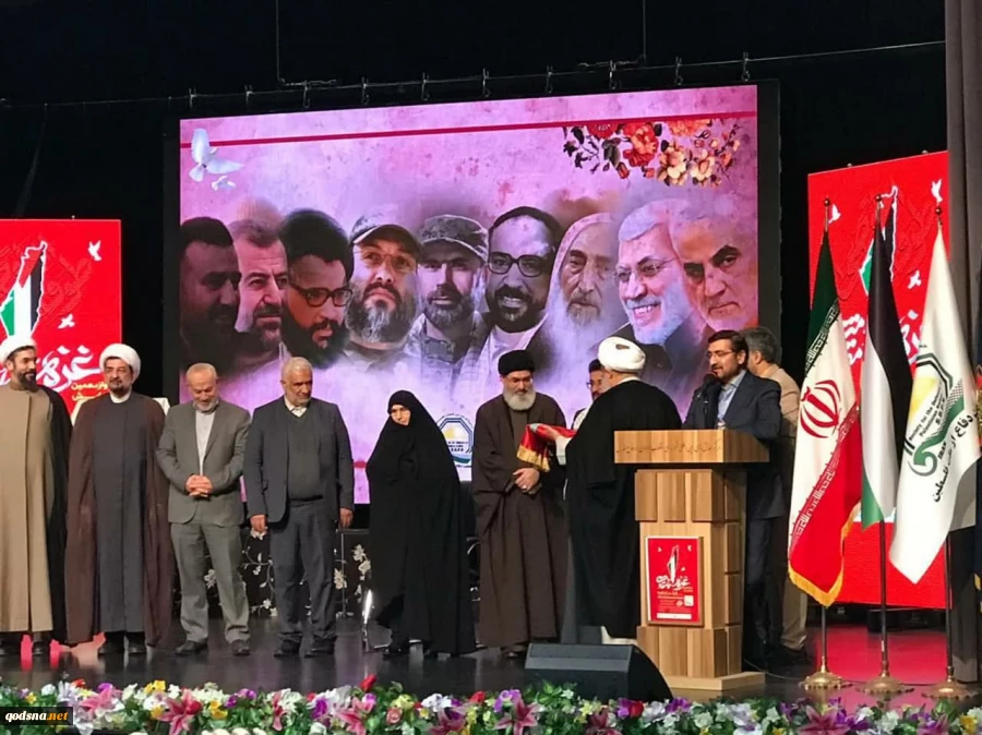 Iran donated a red flag of “Yalasarat al-Hussein” to Yemen envoy 
