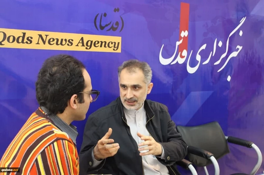 رئیس فرهنگسرای رسانه در غرفه خبرگزاری قدس در  بیست و چهارمین نمایشگاه رسانه های ایران 2