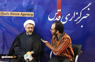 علی کمساری رئیس موسسه تنظیم و نشر آثار امام خمینی(ره)  در غرفه خبرگزاری قدس (قدسنا)