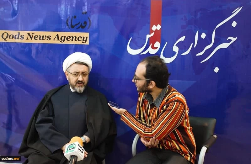 علی کمساری رئیس موسسه تنظیم و نشر آثار امام خمینی(ره)  در غرفه خبرگزاری قدس (قدسنا)
 2