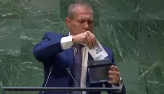 مندوب إسرائيل يمزق ميثاق الأمم المتحدة بعد الاعتراف بفلسطين