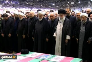 قائد الثورة الإسلامية يقيم الصلاة علي جثامين شهداء الخدمة
