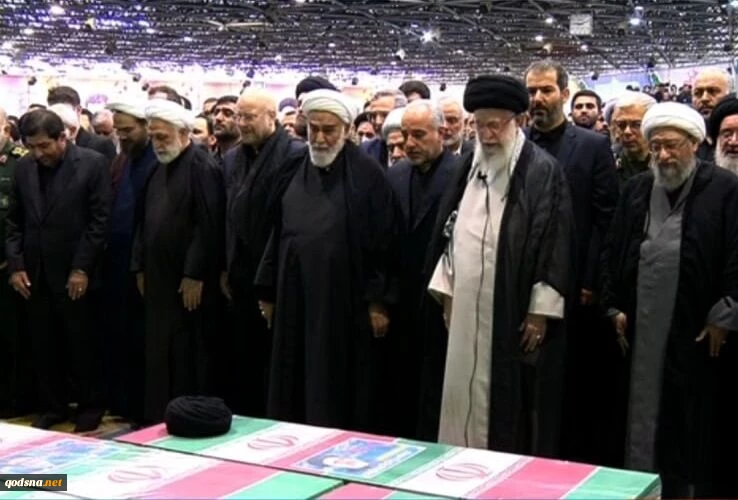 قائد الثورة الإسلامية يقيم الصلاة علي جثامين شهداء الخدمة 2