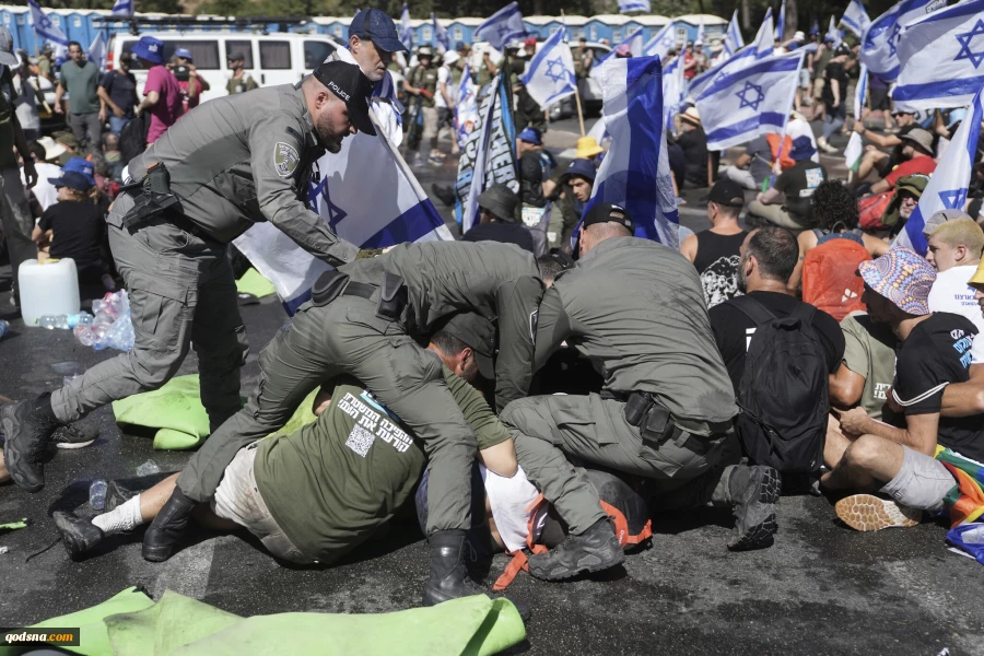 Scuffles erupt between Zionist police, anti-regime protesters