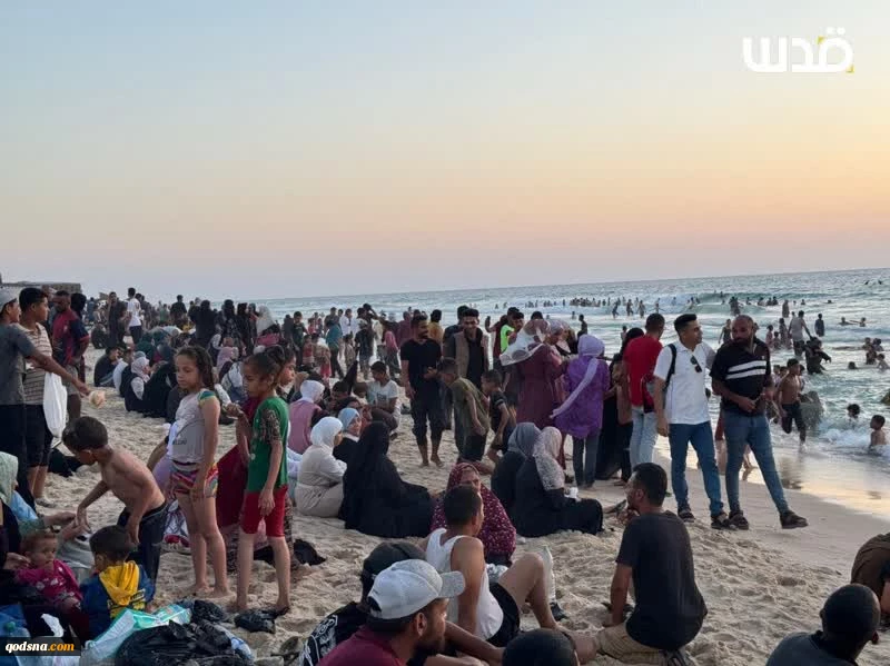 زندگی در غزه در جریان است

حضور آوارگان در ساحل خانیونس واقع در جنوب نوار غزه 2