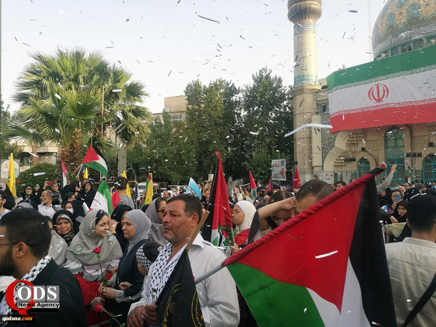 مراسم استقبال از خانواده‌های شهدا و بازماندگان مظلوم غزه در میدان فلسطین تهران 9