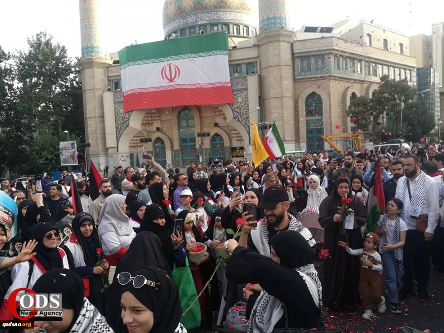 مراسم استقبال از خانواده‌های شهدا و بازماندگان مظلوم غزه در میدان فلسطین تهران 10