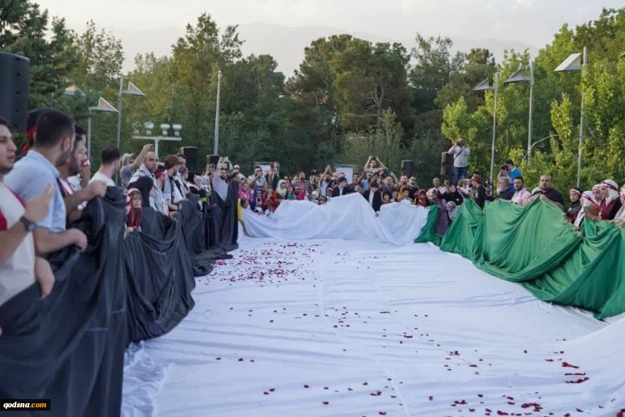 با حضور خانواده شهدای طوفان الاقصی، بزرگترین پرچم جهان به وسعت 1000 متر مربع بر بلندترین میله پرچم خاورمیانه به طول 150 متر در پایتخت ایران، تهران به اهتزاز در آمد
 5