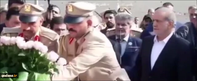 در بدو ورود به عراق 

حضور رئیس جمهور در یادمان شهید سلیمانی و ابومهدی المهندس 2