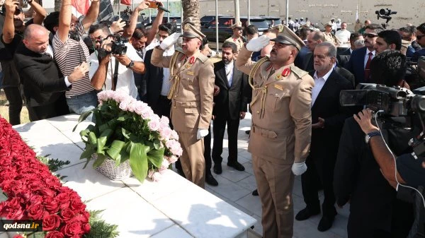 در بدو ورود به عراق 

حضور رئیس جمهور در یادمان شهید سلیمانی و ابومهدی المهندس 2