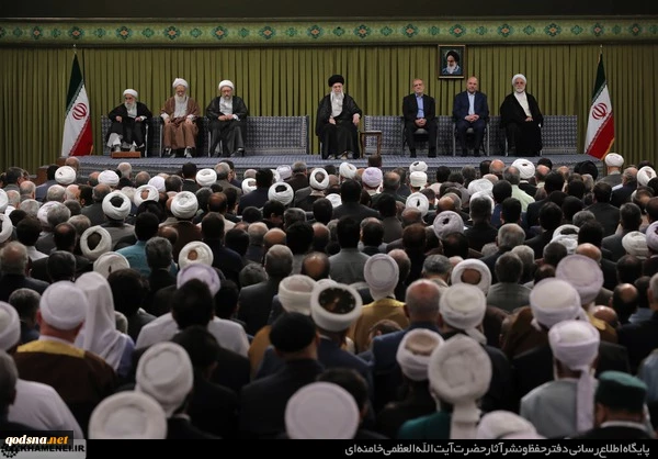 همزمان‌ با خجسته‌ سالروز میلاد پیامبر اعظم حضرت‌ محمد صلی‌الله‌علیه‌وآله‌وسلم و امام‌ صادق علیه‌السلام، جمعی از مسئولان نظام، سفرای کشورهای اسلامی و مهمانان سی‌وهشتمین کنفرانس وحدت صبح امروز (شنبه) با حضور در حسینیه امام خمینی(ره) با حضرت آیت‌الله خامنه‌ا