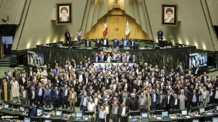 شعار «مرگ بر اسرائیل» و «مرگ بر آمریکا» در صحن مجلس طنین‌انداز شد 2
