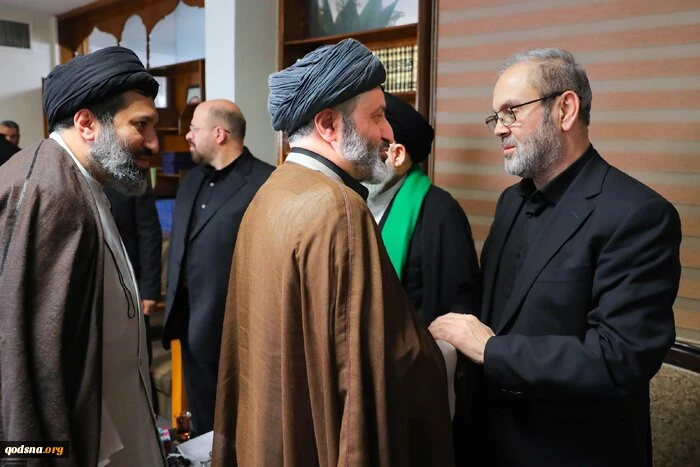 به منظور ابلاغ پیام رهبر انقلاب اسلامی صورت گرفت؛

حضور جمعی از فرزندان حضرت آیت‌الله خامنه‌ای در دفتر حزب‌الله لبنان در تهران  3