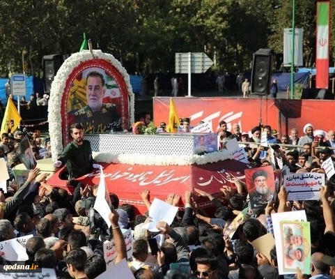 سنگ تمام برای سردار؛ اصفهان به احترام تمام‌قد ایستاد | بیت‌الغزل شعارها چه بود؟ | جوانان لباس رزم بر تن، پرچم خون‌خواهی در دست گرفتند 2
